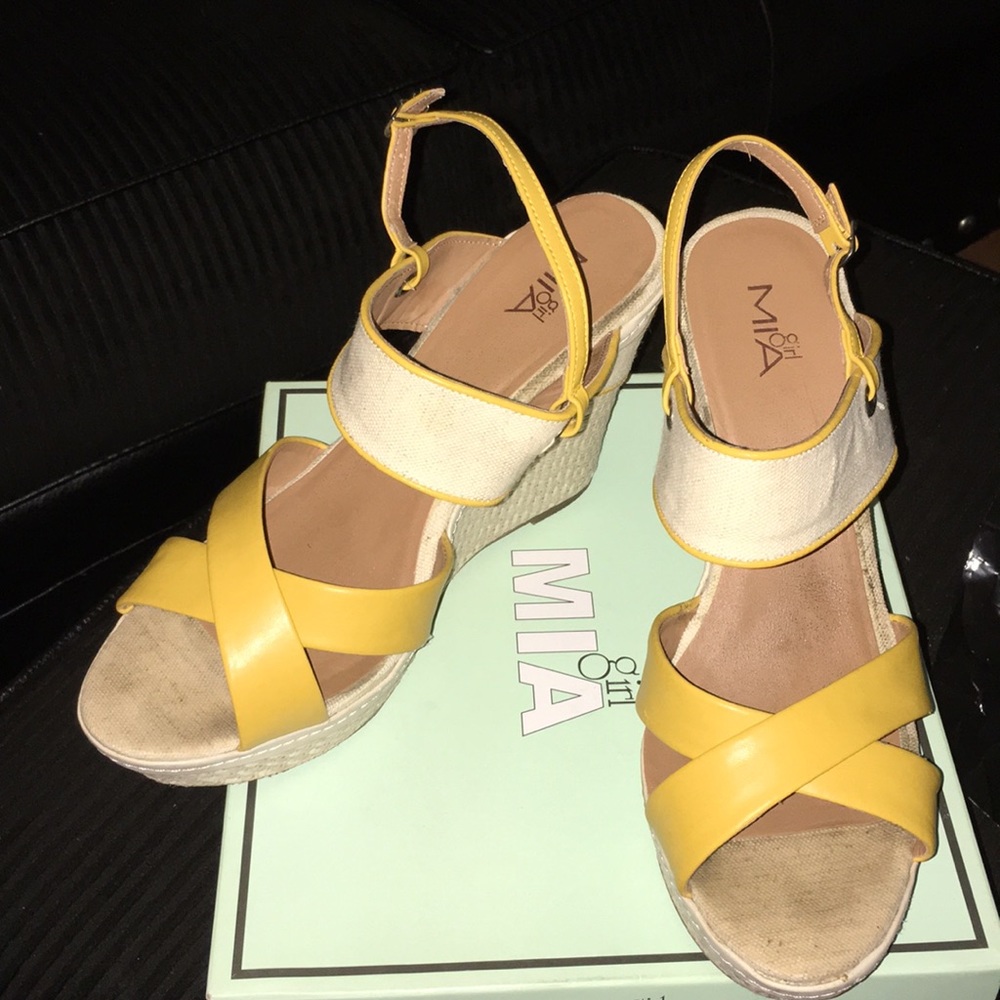Girl Mia Francena Yellow Sandal - Picture 2 of 6